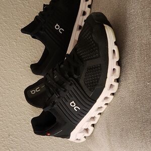 On Cloud Cloudswift Running Shoes